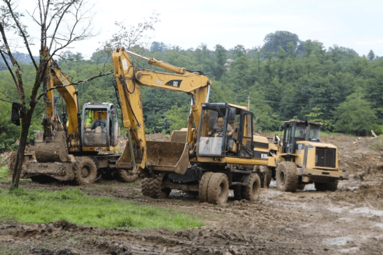ლანჩხუთის მერი აცხადებს, რომ სტიქიის ზონაში ტექნიკა აქტიურად აგრძელებს მუშაობას და სავარაუდოდ ხვალიდან დროებითი ხიდების მოწყობა დაიწყება