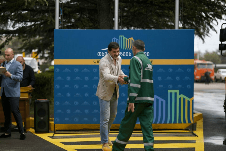 კახა კალაძემ „თბილსერვის ჯგუფის“ თანამშრომლები დააჯილდოვა და ახალი სპეცტექნიკა დაათვალიერა