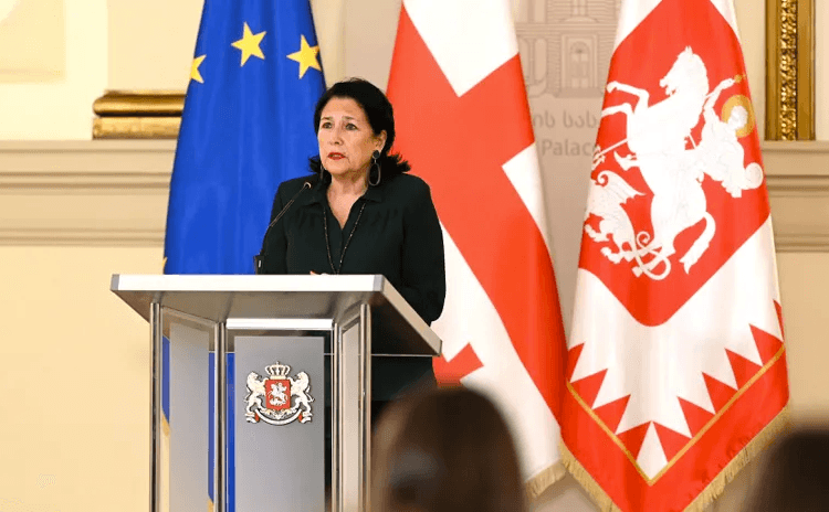 პრეზიდენტი – მძიმე დღე-ღამე დაგვიდგა: გურიაში სტიქიის ზონაში დაღუპული ბავშვები და კიდევ ერთი სიტყვის მიღმა დარჩენილი ტრაგედია! – არქივში გაჩენილი ხანძარი სხვა კუთხით მტკივნეულ იარებს აღვივებს – წარსულისა და მეხსიერების დაკარგვის შიშს აჩენს