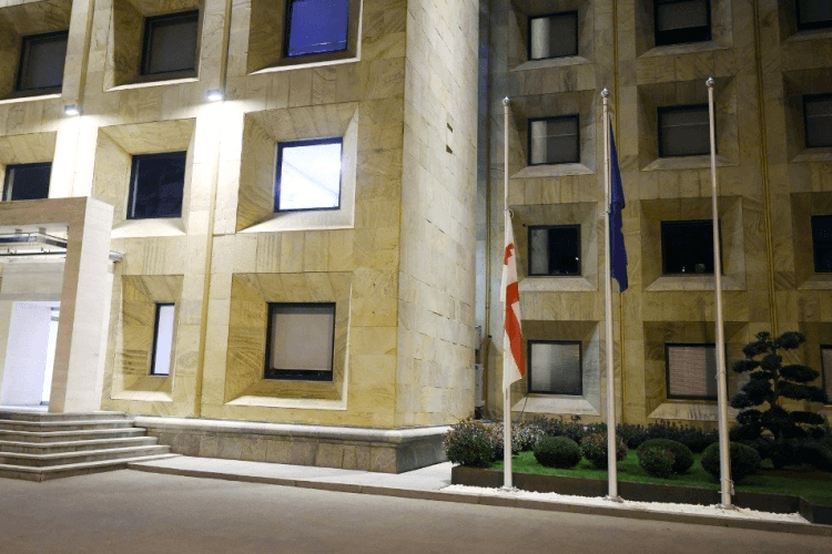 სოხუმის დაცემის 30 წლისთავთან დაკავშირებით, მთავრობის ადმინისტრაციის შენობაზე სახელმწიფო დროშა დაეშვა