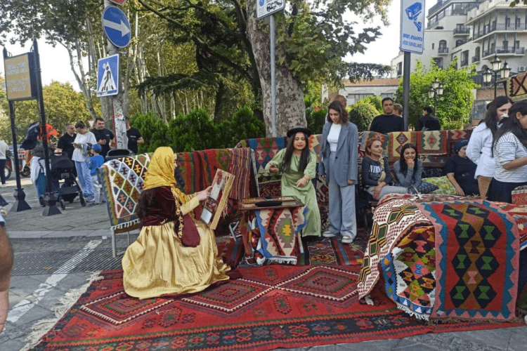 სახალხო დღესასწაულის ფარგლებში, მირზა ფათალი ახუნდოვის აზერბაიჯანული კულტურის მუზეუმის ორგანიზებით, აზერბაიჯანული კუთხეც მოეწყო