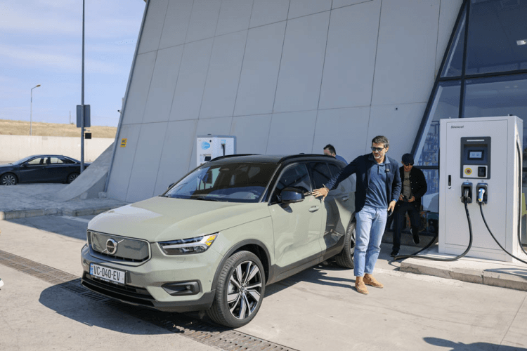 თბილისის მერიის ინიციატივით ავტომაგისტრალზე დამონტაჟებული ელექტროდამტენების სადგური დედაქალაქის მერმა დაათვალიერა