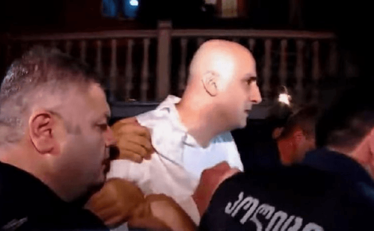 შინაგან საქმეთა სამინისტროში არ აკონკრეტებენ, ბაჩო დოლიძე და ნიკა მელია დაკავებულები არიან, თუ ისინი უბრალოდ ტერიტორიიდან განარიდეს