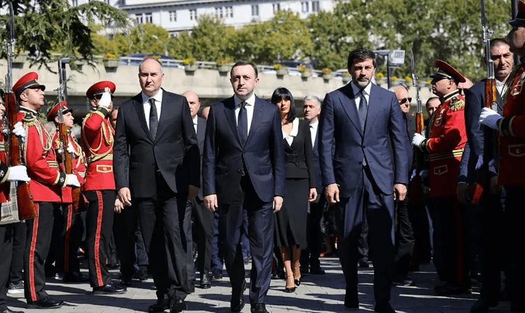 ირაკლი ღარიბაშვილმა, სოხუმის დაცემის 30 წლისთავთან დაკავშირებით, საქართველოს ერთიანობისთვის ბრძოლაში დაღუპულთა ხსოვნას პატივი მიაგო და მემორიალი გვირგვინით შეამკო