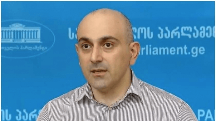 ალექსანდრე რაქვიაშვილი : ამ ვითარებას თუ პოლიტიკურად შევხედავთ, ფარცხალაძის საქართველოს მოქალაქედ დატოვება აჩენს რისკებს სანქცირების ნაწილში. „ქართულ ოცნებას“ თუ უნდოდა, სწრაფად დაემთავრებინა ეს სიტუაცია