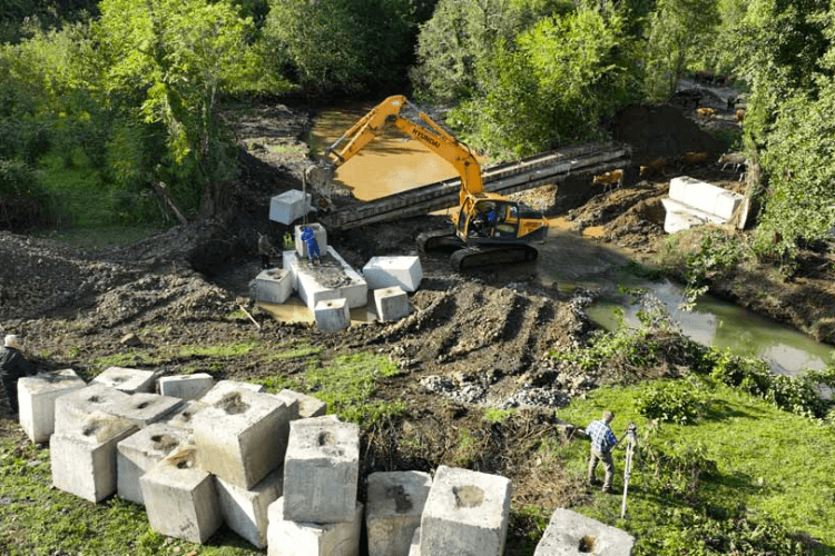 საჯავახო-ჩოხატაური-ოზურგეთი-ქობულეთის გზის 32-ე კმ-ზე დროებითი ხიდის მოწყობა მიმდინარეობს
