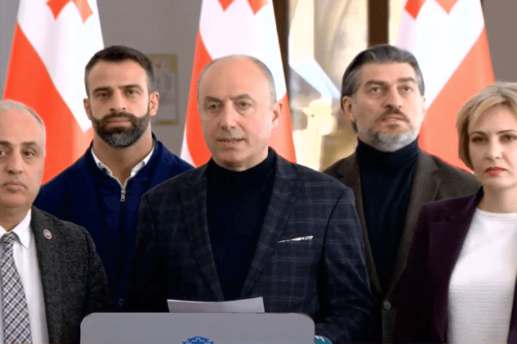 „ხალხის ძალა“ – გაუგებარია, სად ნახა ვინმემ ოთარ ფარცხალაძის გავლენა ქართულ პოლიტიკაზე, მით უმეტეს, საზოგადოებაზე, სანქციის შესახებ გადაწყვეტილების უკან აშკარად სხვა პოლიტიკური მოტივი იკითხება