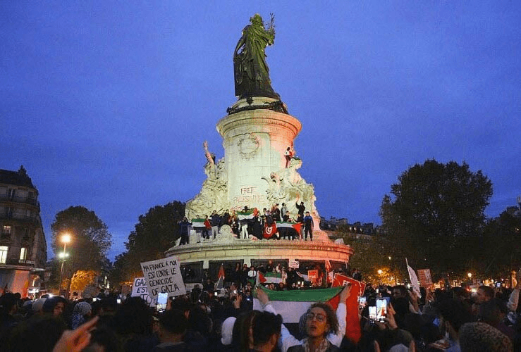 პარიზში პალესტინის მხარდამჭერ აქციაზე პოლიციამ დემონსტრანტების წინააღმდეგ წიწაკის სპრეი გამოიყენა