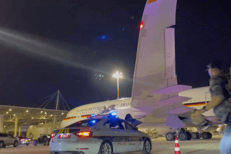 თელ ავივიდან გამგზავრების წინ, განგაშის სიგნალის გამო, ოლაფ შოლცის დელეგაციას თვითმფრინავის დატოვება და თავშესაფარში გადასვლა მოუწია