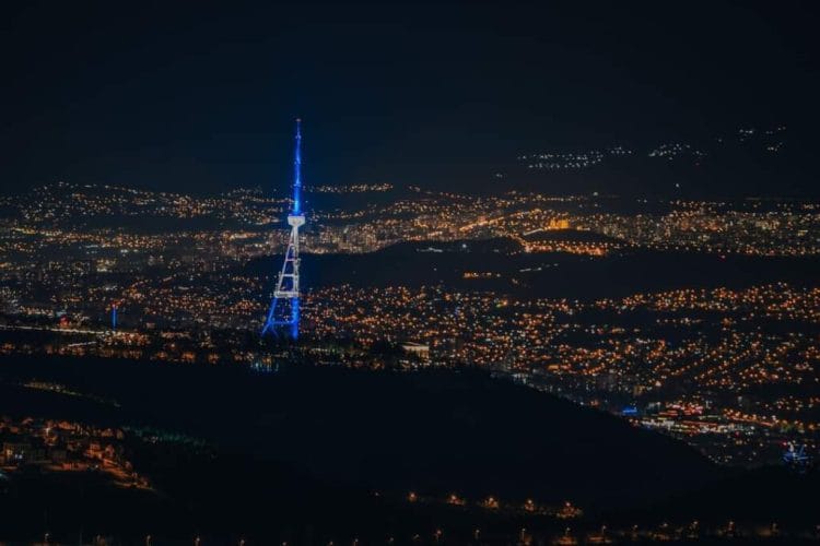 თბილისის ანძა ისრაელის დროშის ფერებში განათდა