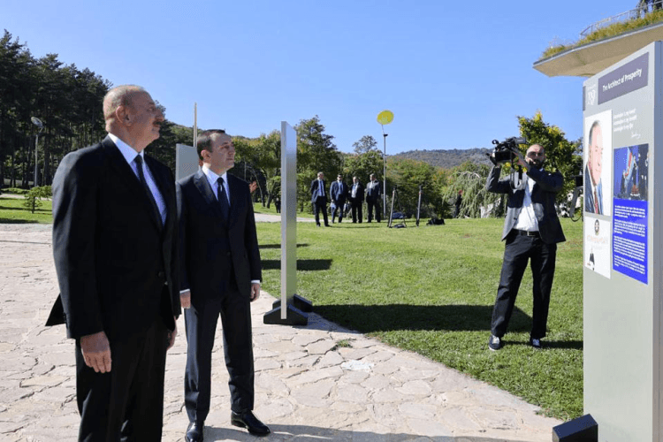 ირაკლი ღარიბაშვილმა და ილჰამ ალიევმა ჰეიდარ ალიევის 100 წლის იუბილესადმი მიძღვნილი ფოტოგამოფენა დაათვალიერეს