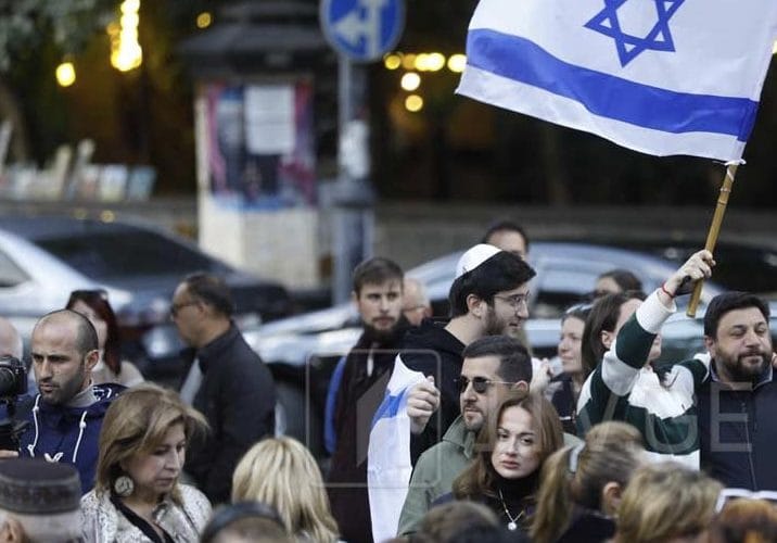 თბილისში, დიდ სინაგოგასთან ისრაელის მხარდასაჭერი აქცია გაიმართა. აქციაზე შეკრებილებმა სოლიდარობა გამოუცხადეს ისრაელში, საომარი მოქმედებების ზონაში მყოფ ადამიანებს და დაღუპულთა ხსოვნის პატივსაცემად სინაგოგასთან ყვავილები მიიტანეს