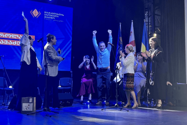 2023 წლის საქართველოს მასწავლებლის ეროვნული ჯილდოს გამარჯვებული გორის მე-8 საჯარო სკოლის ბიოლოგიის მენტორი მასწავლებელი ნინო ფსუტური გახდა