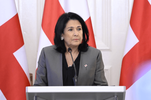 სალომე ზურაბიშვილი – ნანა ყეინიშვილის არჩევაზე პასუხისმგებლობის ჩემთვის დაკისრების მცდელობა პოლიტიკური ამნეზიის, უპრინციპობისა და უსუსურობის გადაფარვის მორიგი ფარსია – მისი 84 ხმით დამტკიცება იყო „ოცნების“ გააზრებული პოლიტიკური არჩევანი