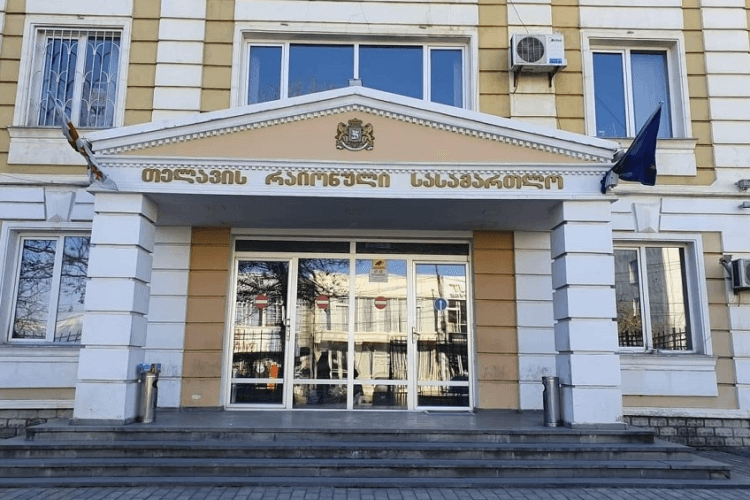 თელავის რაიონულმა სასამართლომ 14 წლის გოგონას განზრახ მკვლელობაში ბრალდებულის ბიძას და ბიძაშვილს აღკვეთის ღონისძიების სახით პატიმრობა შეუფარდა