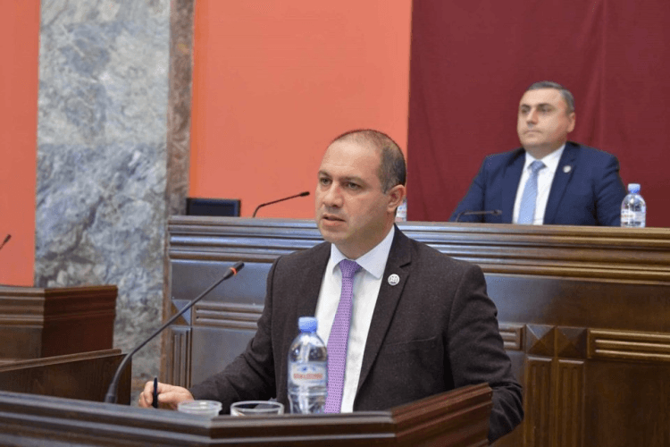 საქართველოს პარლამენტის იურიდიულ საკითხთა კომიტეტმა პირველი მოსმენით, დაჩქარებული წესით განიხილა „შეკრებებისა და მანიფესტაციების შესახებ“ კანონში შესატანი ცვლილება