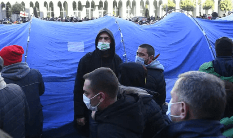 სამოქალაქო აქტივისტებმა პარლამენტის წინ კარვები გაშალეს