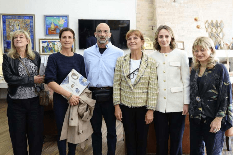 ირაკლი ღარიბაშვილის მეუღლემ, ნუნუკა თამაზაშვილმა და ვიქტორ ორბანის მეუღლემ, ანიკო ლევაიმ კომპანია „დავით კაკაბაძე მინანქარი ოქრომჭედლობა“ დაათვალიერეს