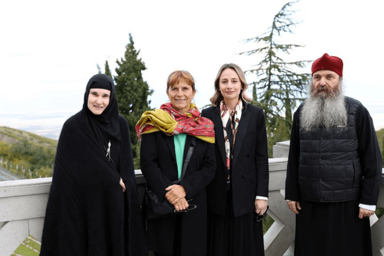 ირაკლი ღარიბაშვილის მეუღლე ნუნუკა თამაზაშვილი და ვიქტორ ორბანის მეუღლე ანიკო ლევაი ბოდბის წმინდა ნინოს სახელობის დედათა მონასტერში იმყოფებოდნენ