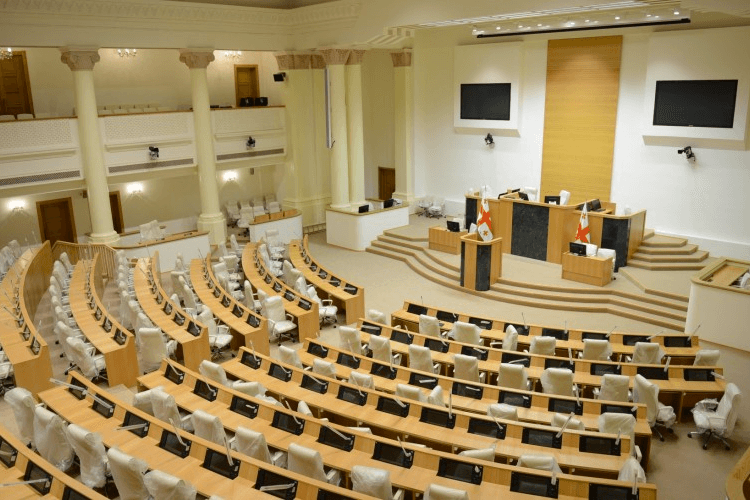 შენობა-ნაგებობების მშენებლობის ნებართვის მფლობელები საეტაპო ოქმის დადგენილი წესით არწარდგენის გამო, ჯარიმისგან 2025 წლის 31 დეკემბრამდე გათავისუფლდებიან