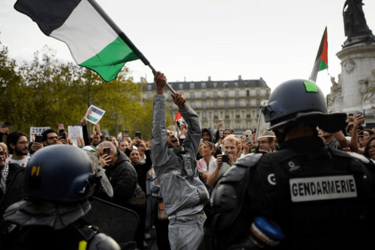 პარიზში აკრძალული მიტინგის დასაშლელად, რომელიც პალესტინელი ხალხის მხარდასაჭერად გაიმართა, პოლიციამ ცრემლსადენი გაზი და წყლის ჭავლი გამოიყენა