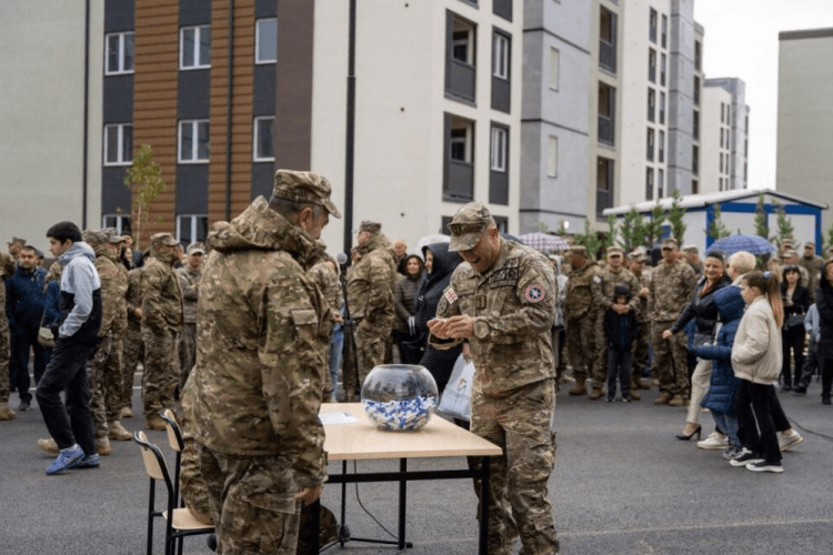 „ჯარის ქალაქში“ სამხედრო მოსამსახურეებისთვის ბინების გადაცემის პროცესი დღეს დილიდან განახლდა