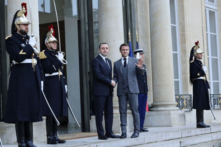 ირაკლი ღარიბაშვილმა და ემანუელ მაკრონმა ელისეს სასახლეში ორი ქვეყნის თანამშრომლობის საკითხები და სხვადასხვა სფეროში თანამშრომლობის გაღრმავების პერსპექტივები განიხილეს