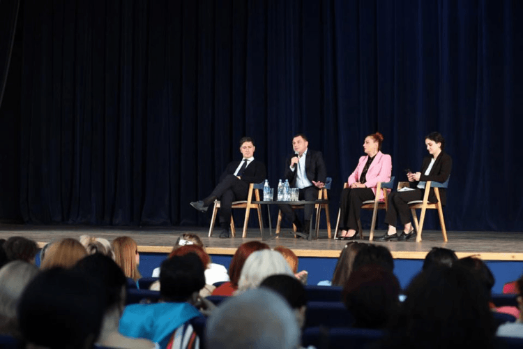 გიორგი ამილახვარმა სხვადასხვა რეგიონის სკოლების 500 მასწავლებელთან სამუშაო შეხვედრა გამართა