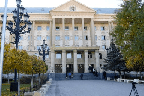 გიგა ავალიანის საქმიდან გამოყოფილ საქმეზე, ჯგუფურად ჯანმრთელობის განზრახ მძიმე დაზიანებაში დახმარების ფაქტზე გიორგი მალანიას აღკვეთის ღონისძიების სახით პატიმრობა შეეფარდა