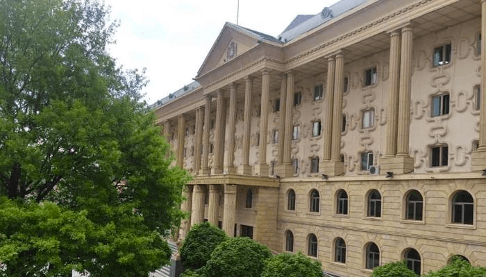 თბილისის საქალაქო სასამართლომ ირაკლი ოქრუაშვილს რვა თვით პატიმრობა შეუფარდა და ორი წლით თანამდებობის დაკავება აუკრძალა