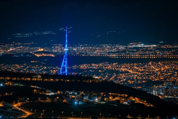 თბილისის ანძა და „მშვიდობის ხიდი“ ევროკავშირის დროშის ფერებში განათდა