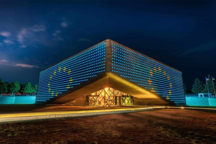 საქართველოს ეროვნული ბანკის საკასო ცენტრი ევროკავშირის დროშის ფერებში განათდა