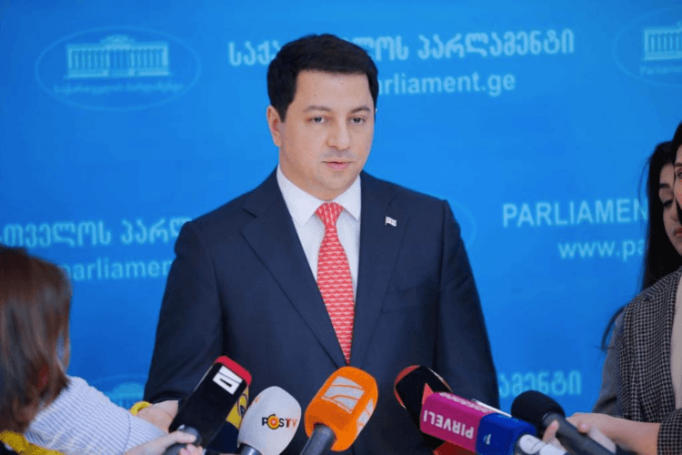 არჩილ თალაკვაძე – სუპერ პაკ-ი გამოსათქმელადაც ცოტა რთულია, თუმცა ვნახავთ, რას მოიტანს, მანიფესტმა მეტად დაშალა „ნაციონალური მოძრაობა“ და რადიკალური ოპოზიცია