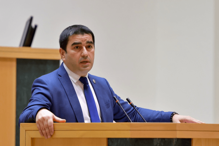 შალვა პაპუაშვილი – შავი ფული ისეთი უნდა, ოპოზიციაში რომ არის, ხან კვიპროსიდან მოაქვთ, ხან ლონდონიდან, კეზერაშვილისგან იღებენ ევროპელი პენსიონრებისთვის წართმეულ ფულს