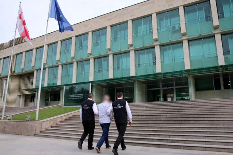 ჯგუფურად კომერციული მოსყიდვის ფაქტზე ერთი პირი დააკავეს, ხოლო ერთი ამხილეს