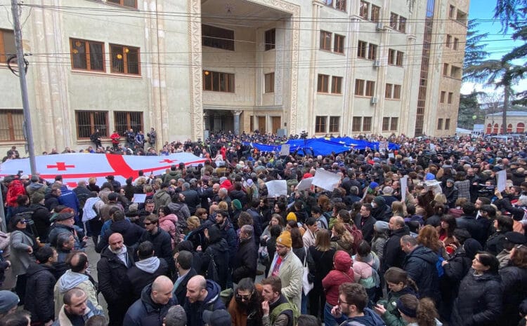 პარლამენტთან აქცია მიმდინარეობს