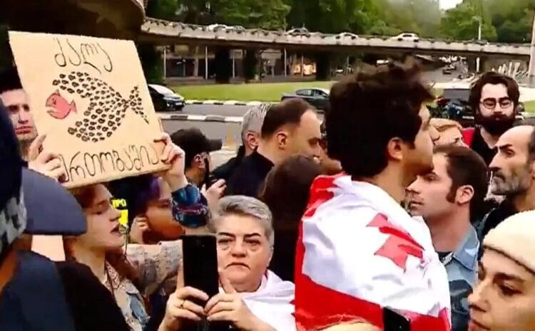 გმირთა მოედანზე აქციის მონაწილეებმა გზა გადაკეტეს