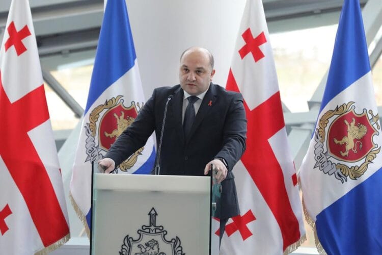 შსს თბილისში, რესტორნის მიმდებარე ტერიტორიაზე მომხდარ ინციდენტში მონაწილე ერთ-ერთი პირის გარდაცვალებასთან დაკავშირებით განმარტებას აკეთებს