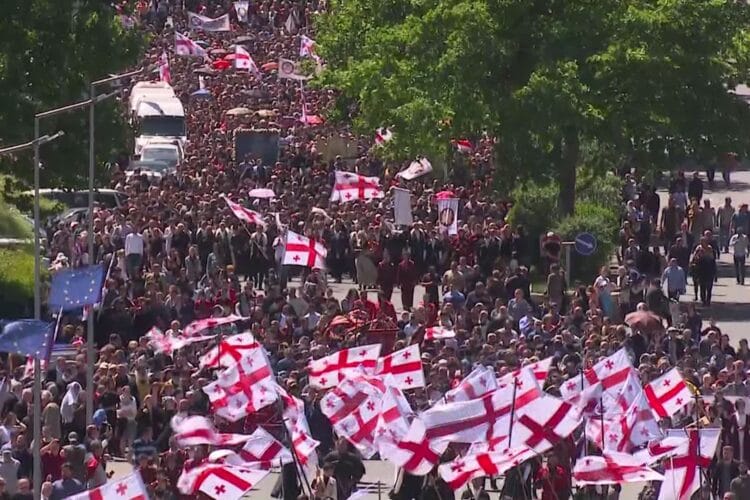 ოჯახის სიწმინდისა და მშობლების პატივისცემის დღესთან დაკავშირებით მსვლელობა მიმდინარეობს, რომელშიც ხელისუფლების წარმომადგენლებიც მონაწილეობენ