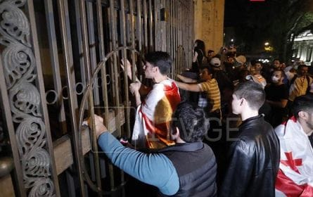 აქციის მონაწილეების ნაწილი პარლამენტის კარის შემტვრევას ცდილობდა