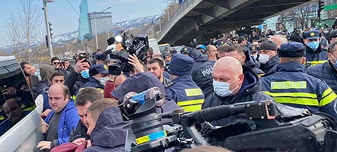 გმირთა მოედანზე სამართალდამცველებმა აქციის მონაწილეები გზის სავალი ნაწილიდან გაიყვანეს