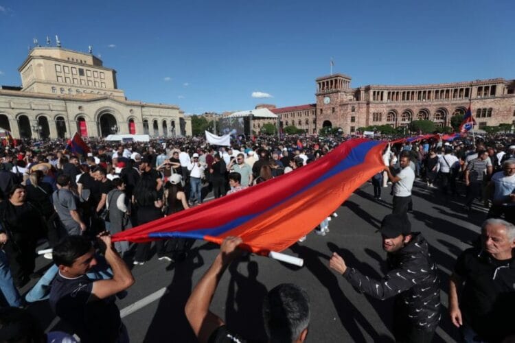 სომხეთში საპროტესტო აქციები გრძელდება, ერევანში, რესპუბლიკის მოედანზე ამ დროისთვის სამართალდამცველები არიან მობილიზებული