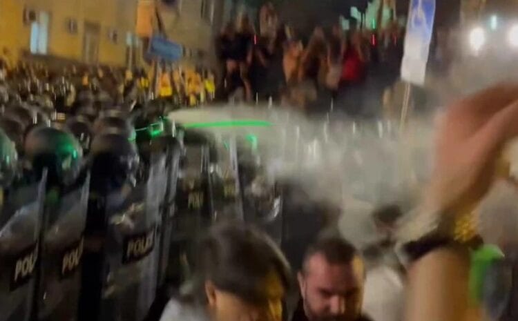 აქციის მონაწილეების მისამართით წყლის ჭავლი გაუშვეს