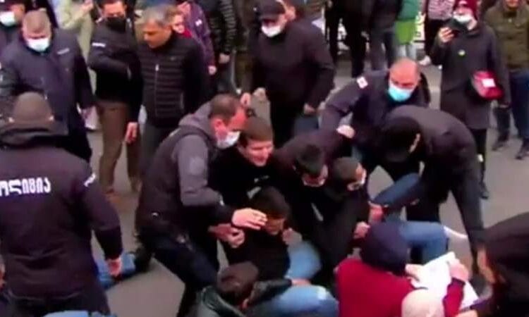 14 მაისს, პარლამენტთან აქციის დროს ნივთის ჯგუფურად დაზიანების ბრალდებით შსს-მ ორი პირი დააკავა