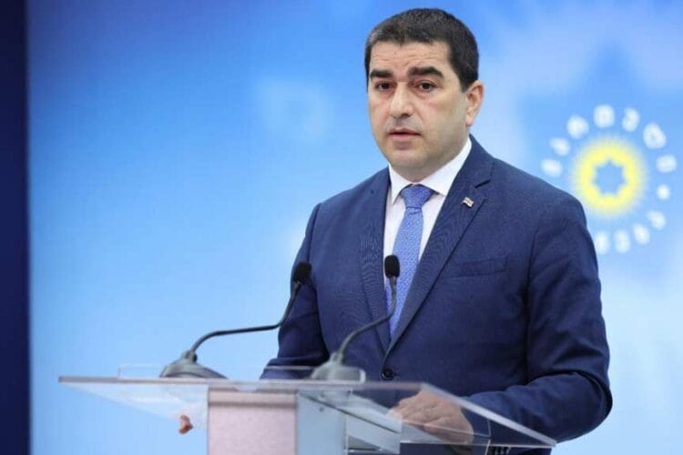 შალვა პაპუაშვილი – არც „სირცხვილიას“ მიმართ წაყრუებით წახალისებულ ვანდალიზმზე იგრძნობს ვინმე პასუხისმგებლობას, არადა, წესით, კეთილსინდისიერი დონორი თავისი ხელით გაწმენდდა პარლამენტის კედელს, თუმცა ამას ევროპელობა სჭირდება