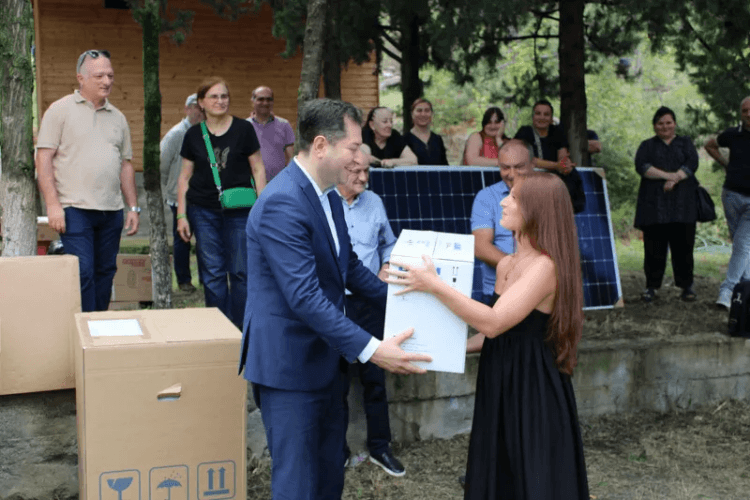 თბილისში აფხაზეთიდან დევნილებს ტექნიკა-დანადგარები გადაეცათ