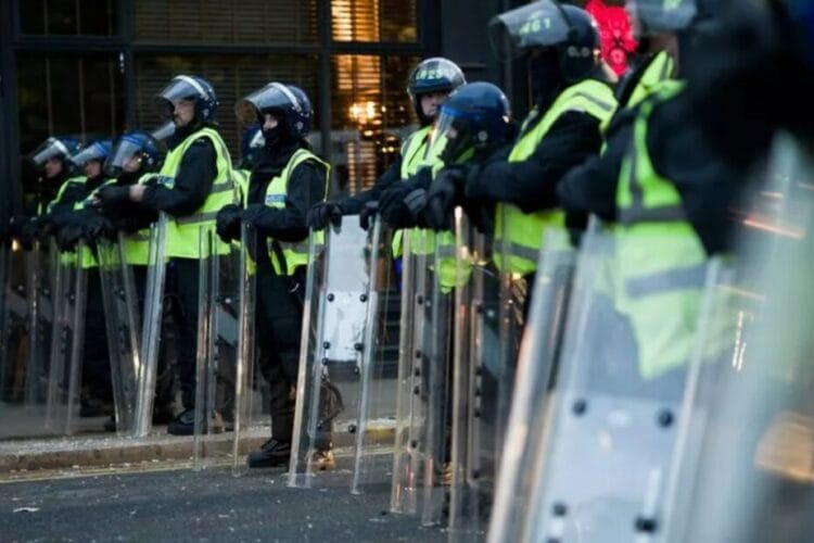 დიდ ბრიტანეთში არეულობების დროს დაკავებულთა რიცხვმა 400-ს მიაღწია, ქვეყნის პრემიერ-მინისტრმა მორიგი საგანგებო თათბირი გამართა