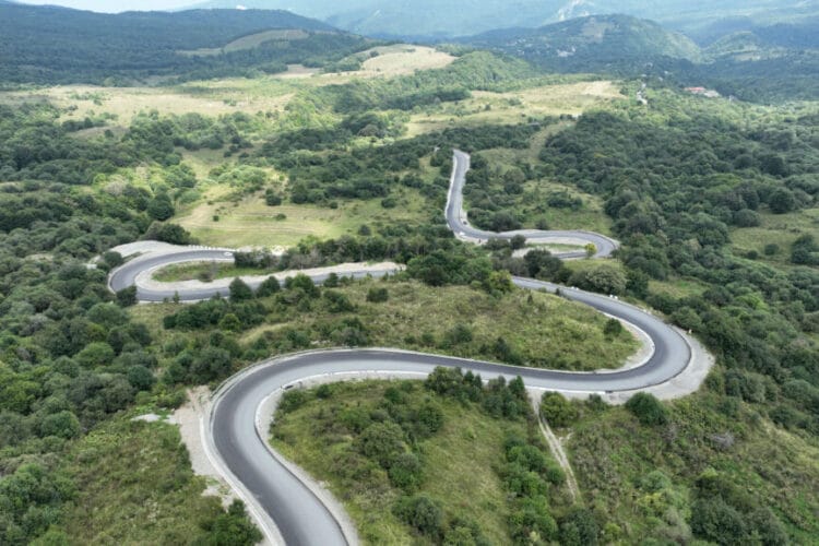 საავტომობილო გზების დეპარტამენტის ინფორმაციით, გომბორის გზის რეაბილიტაცია შემოდგომაზე დასრულდება