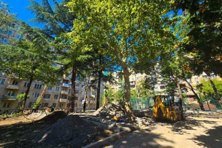გლდანის პირველი მიკრორაიონის კორპუსებთან სკვერის მოწყობა მიმდინარეობს