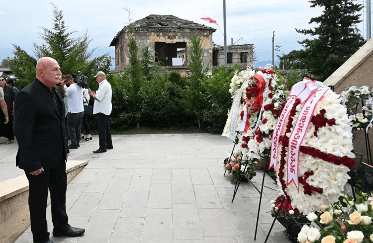 დავით თევზაძემ აგვისტოს ომში დაღუპული შინდისის გმირების მემორიალი გვირგვინით შეამკო